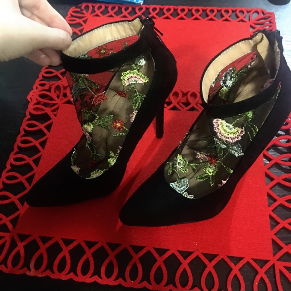 👠Sexy Chase & Chloe heel black with floral lace